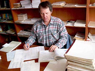 Алоис Назаров за сбором архивного материала